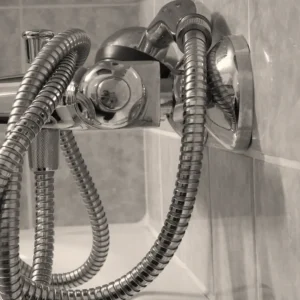 166 de blocuri fără apă caldă de luni. Ciucu avertizează: iarna va fi grea