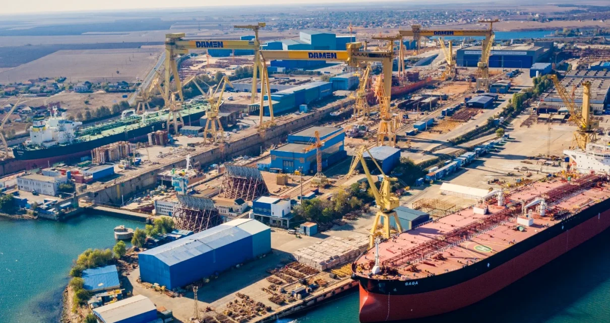 Șantierul Naval Mangalia, cu un petrolier la chei și macaralele Damen