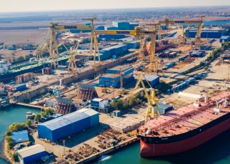 Șantierul Naval Mangalia, cu un petrolier la chei și macaralele Damen