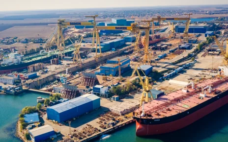 Șantierul Naval Mangalia, cu un petrolier la chei și macaralele Damen