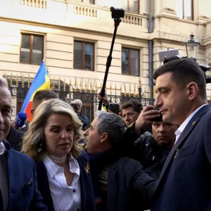 Au sărbătorit prea devreme: susținătorii lui Georgescu, lăsați cu ochii în soare la porțile Arestului Central