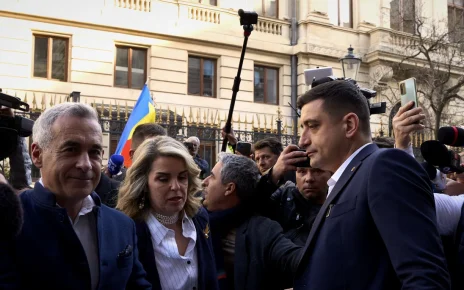 Au sărbătorit prea devreme: susținătorii lui Georgescu, lăsați cu ochii în soare la porțile Arestului Central