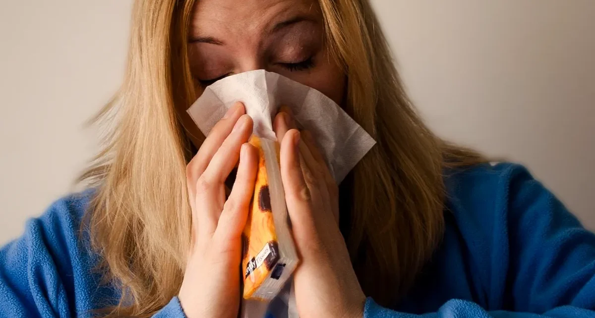 Ce ai în casă înainte de răceală și gripă? Semnele care te aduc la medic