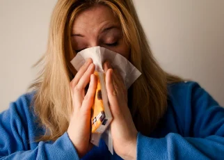 Ce ai în casă înainte de răceală și gripă? Semnele care te aduc la medic