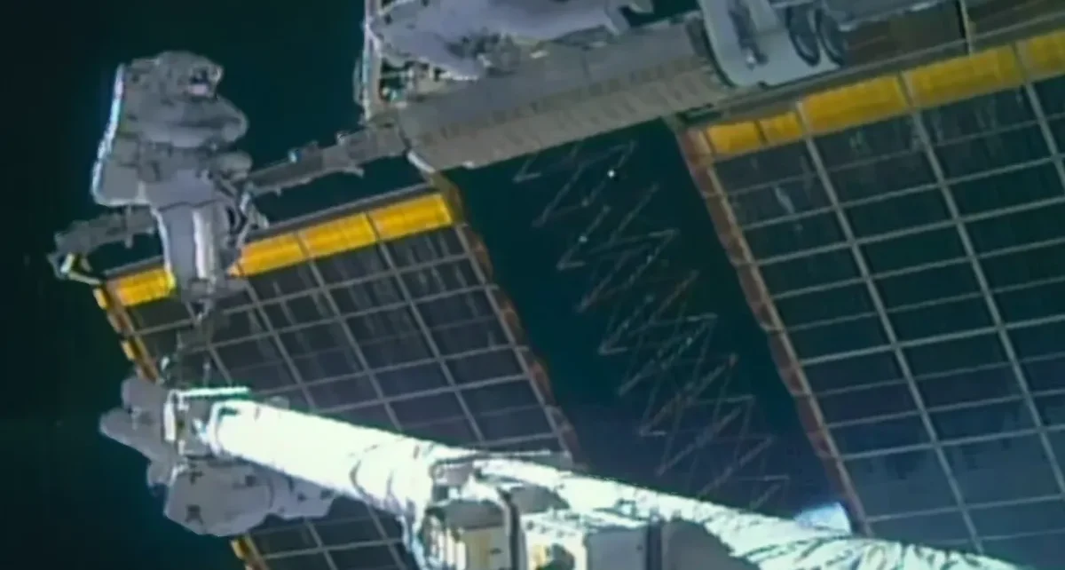 Doi astronauți au petrecut peste șapte ore instalând al șaptelea panou solar IROSA
