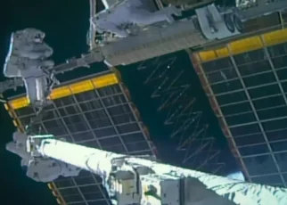 Doi astronauți au petrecut peste șapte ore instalând al șaptelea panou solar IROSA