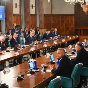 Premierul Niculescu convocă ședință după atacuri cu arme albe în școli