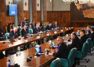 Premierul Niculescu convocă ședință după atacuri cu arme albe în școli