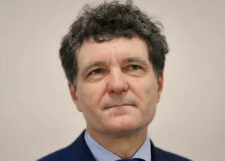 Președintele sesizează din nou Curtea Constituțională. Voluntari, în fața unui referendum controversat